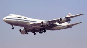 boeing 747 dessine un avion dans le ciel