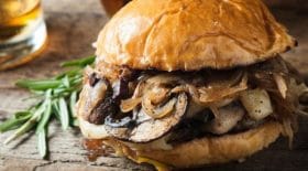burger-aux-champignons-de-paris-et-confiture-doignons-une-version-vegetarienne-a-croquer