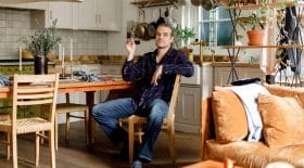 David Harbour fait visiter son appartement