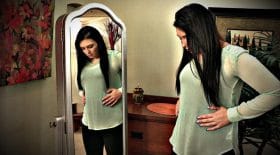 Elle pense être enceinte alors qu'elle est vierge