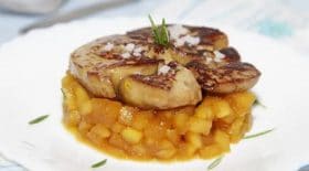 foie-gras-poele-aux-pommes-caramelisees-une-recette-sucre-sale-a-tomber-par-terre