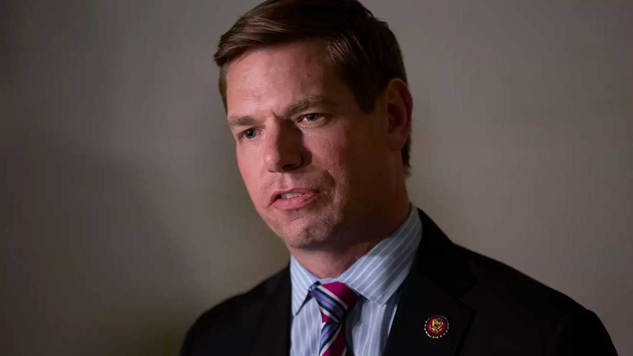 Un homme politique lâche un énorme pet en pleine interview mais ne veut