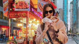 iris mittenaere sexy en peignoir