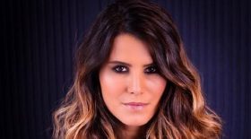 karine-ferri-fait-tomber-le-haut-et-cest-hyper-chaud