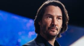 Keanu Reeves s'affiche avec sa petite amie !