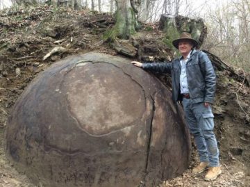 Cette sphère rocheuse a été découverte par un archéologue en plein milieu d'une forêt en Bosnie
