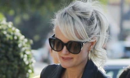 laetitia-hallyday-cette-robe-hyper-echancree-devoile-poitrine