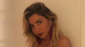 lola-marois-mini-jupe-et-pose-lascive-elle-charme-ses-fans
