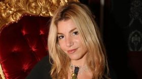 Lola Marois sublime en mini-jupe