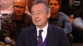 Un présentateur JT reçoit une fellation devant les caméras