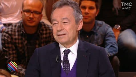 Un présentateur JT reçoit une fellation devant les caméras