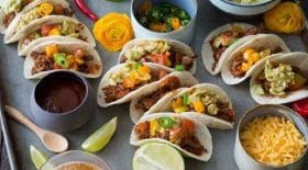mini-tacos-de-boeuf-et-guacamole-le-mexique-sinvite-a-laperitif