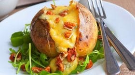 pommes-de-terre-farcies-a-la-fourme-dambert-et-aux-noix-lalternative-gourmande-a-la-raclette