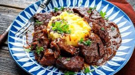 ragout-de-boeuf-caramelise-et-sa-puree-au-parmesan-une-recette-gourmande-aux-airs-de-fete