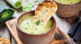 soupe-de-poireaux-au-chevre-frais-une-recette-de-saison-ideale-pour-affronter-lhiver