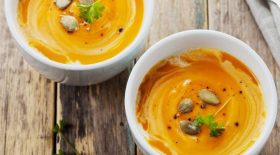 soupe-potimarron-blanc--poireau-carotte-thym-noix-muscade-et-creme-fraiche-reconfort-apres-dure-journee