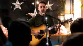 Anesti Danelis démissionne en chanson