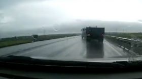 Camion qui est percuté par un autre poids lourd