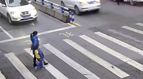 Ce garçon va s'énerver contre l'automobiliste qui vient de percuter sa mère
