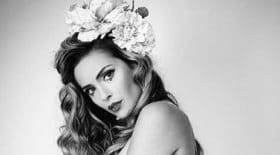 clara-morgane-a-genoux-et-topless-dechaine-passions