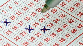 Elle s'aperçoit qu'elle a gagné au loto en parcourant Facebook
