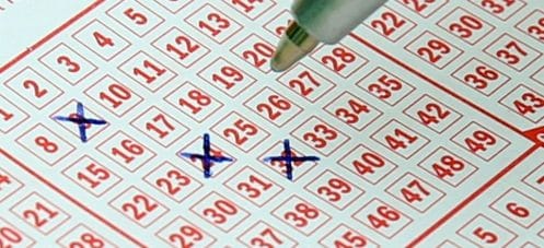 Elle s'aperçoit qu'elle a gagné au loto en parcourant Facebook