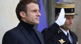 emmanuel-macron-en-col-roule-il-cree-la-polemique