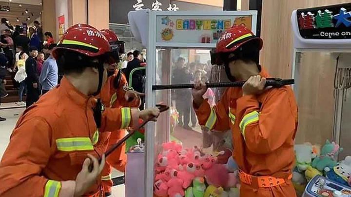 Les pompiers démontent une machine attrape-peluche au pied-de-biche pour  libérer un enfant coincé à l'intérieur