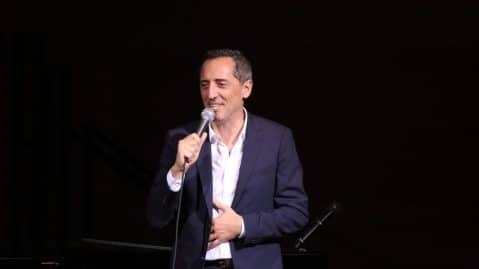 Gad Elmaleh revient avec un nouveau spectacle où il s'exprime sur les accusations de plagiat