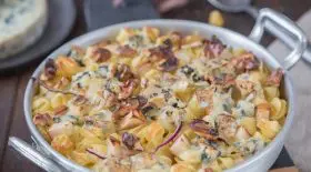 gratin-de-pates-a-la-fourme-dambert-aux-poires-noix-une-recette-hyper-reconfortante