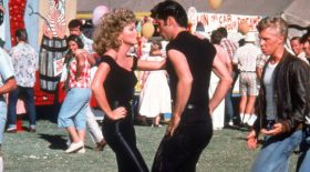 les deux acteurs de Grease lors de la scène finale