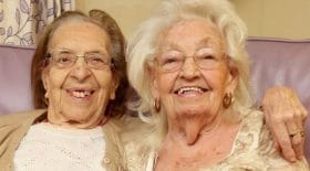 les-meilleures-amies-du-monde-apres-80-ans-damitie-elles-finissent-dans-la-meme-maison-de-retraite