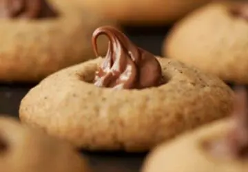 Un enfant recrache une tête de souris dans un biscuit