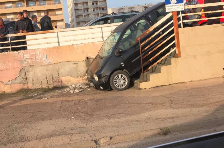 Un homme qui tente de descendre les escaliers en voiture