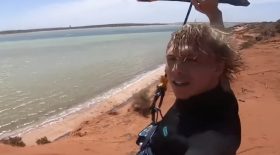 Un kitesurfer va faire un saut impressionnant