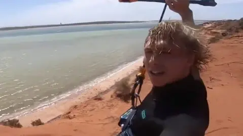 Un kitesurfer va faire un saut impressionnant