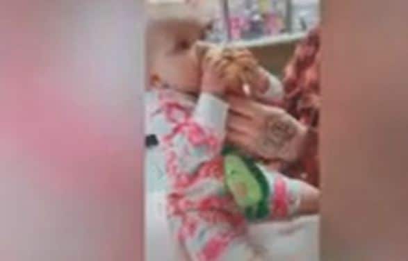 Un Bebe Mange De La Glace Pour La Premiere Fois Et C Est Trop Mignon Video