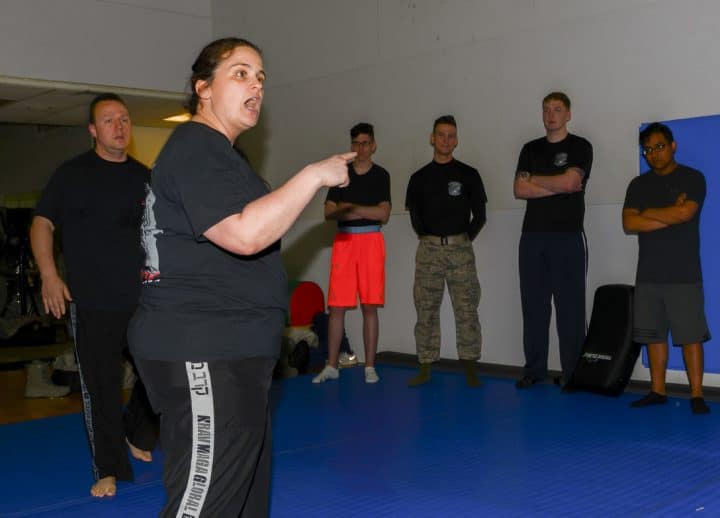 Cette femme de ménage spécialiste en krav-maga a maîtrise un cambrioleur faits divers