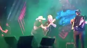 Un chanteur meurt sur scène en plein concert