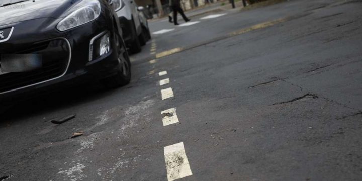 Des feuilles d'or 24 carats forment une place de parking gratuite à Périgueux faits divers