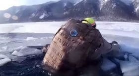 deux-touristes-russes-frolent-la-mort-en-restant-coinces-17-minutes-dans-leau-glaciale