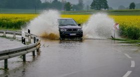 femmes eclaboussées voiture