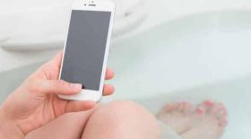 jeune femme electrocute bain téléphone