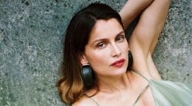 laetitia-casta-10-ans-apres-elle-defile-dans-une-tenue-hyper-sexy