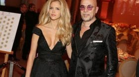 Le décolleté vertigineux de la femme de Pascal Obispo