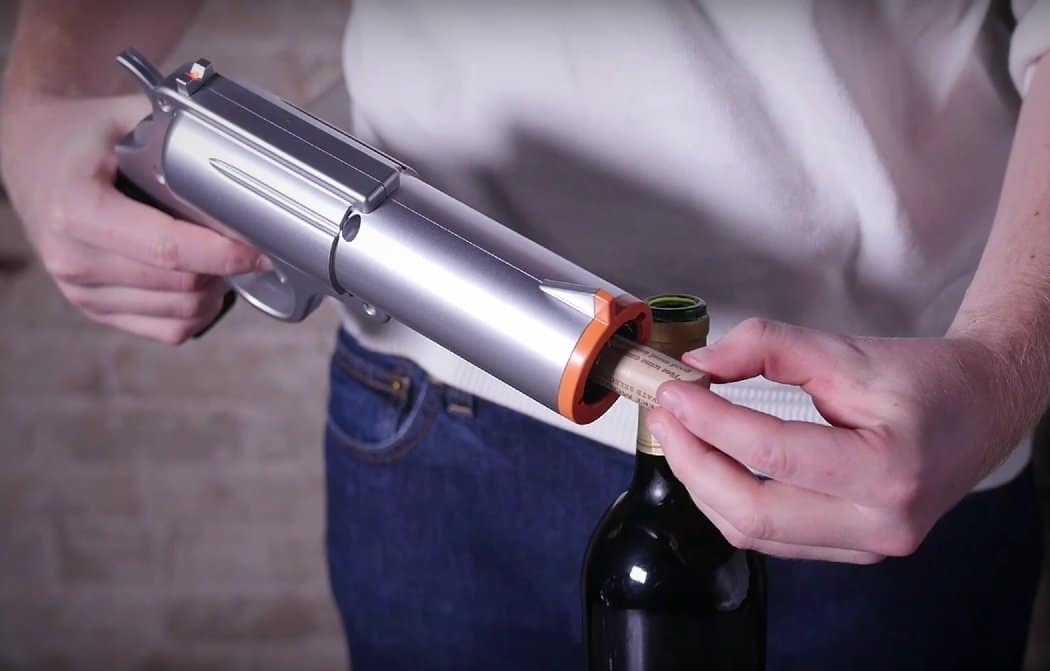Quoi de plus original qu'un pistolet électrique pour ouvrir vos
