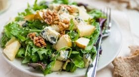 salade-a-la-poire-et-au-roquefort-une-recette-de-saison-qui-fait-du-bien