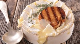 camembert-roti-aux-echalotes-et-au-miel-la-recette-dune-bombe