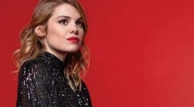 coeur-de-pirate-une-photo-entierement-nue-pour-annoncer-sa-tournee