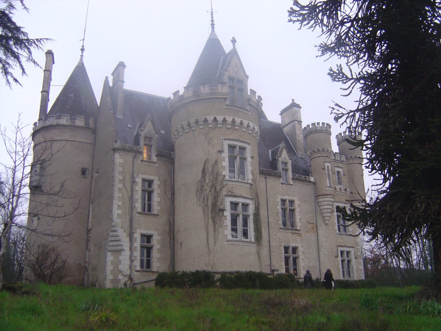 Châteaux, maisons ou forêts hantés : ces 20 lieux sont les plus ...